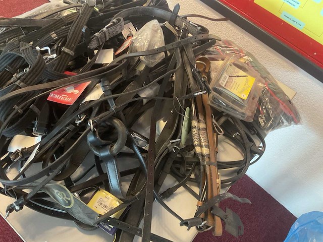 Partij teugels en toebehoren - afbeelding 2 van  5