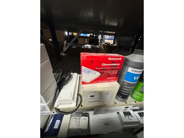 Partij thermostaten en onderdelen - afbeelding 16 van  16