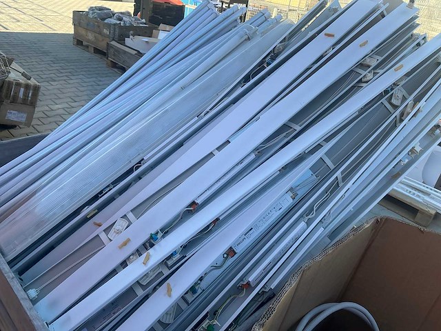 Partij tl armaturen en led buislampen - afbeelding 4 van  6