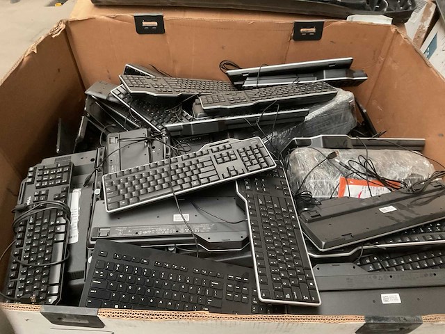 Partij toetsenborden e.d. - afbeelding 2 van  3