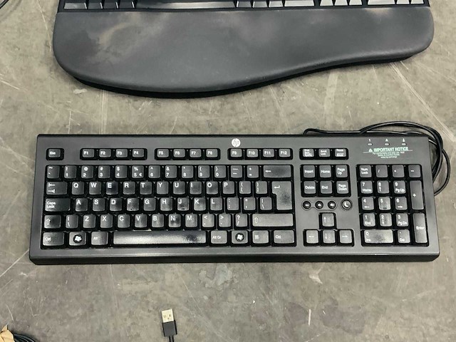 Partij toetsenborden, muizen, webcams, audio. - afbeelding 11 van  21