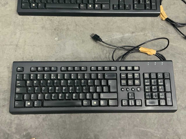 Partij toetsenborden, muizen, webcams, audio. - afbeelding 12 van  21