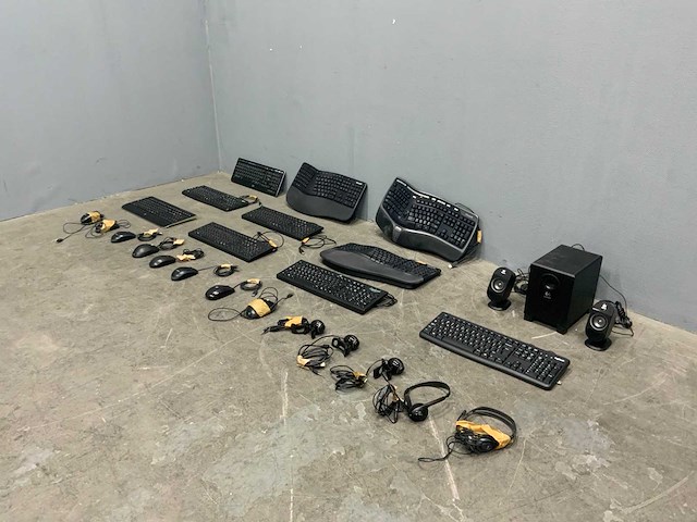 Partij toetsenborden, muizen, webcams, audio. - afbeelding 1 van  21