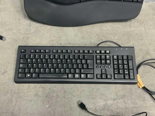 Partij toetsenborden, muizen, webcams, audio. - afbeelding 8 van  21