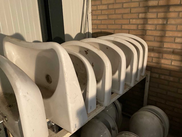 Partij toilet en wasbakken - afbeelding 6 van  6