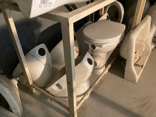 Partij toilet en wasbakken - afbeelding 2 van  6