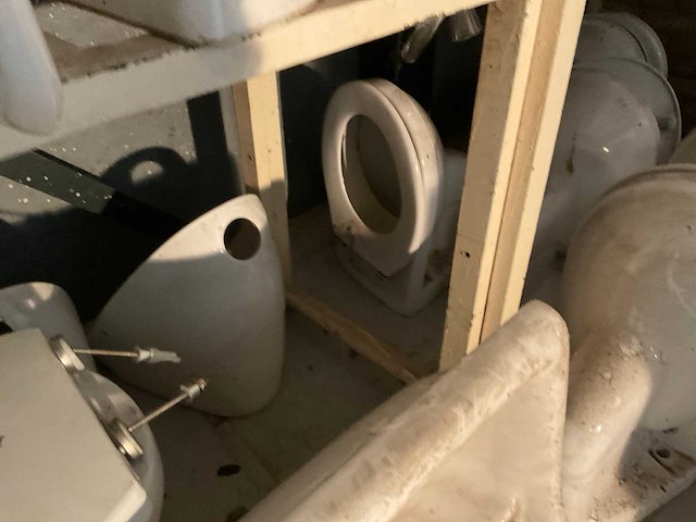 Partij toilet en wasbakken - afbeelding 3 van  6
