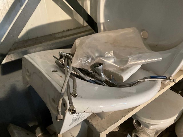 Partij toilet en wasbakken - afbeelding 5 van  6