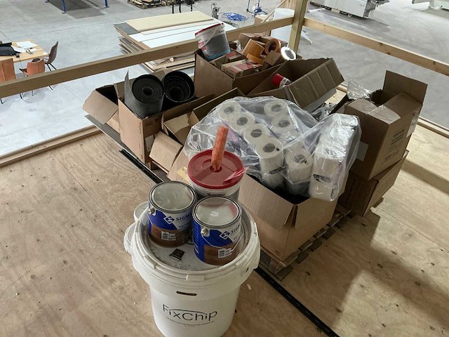 Partij toiletpapier, stelpoten, schilderbenodigheden etcetera - afbeelding 1 van  4