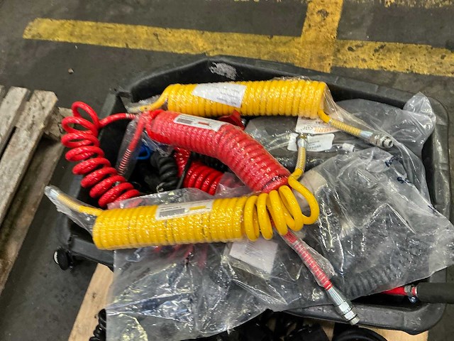 Partij trailer stekkers en luchtslangen - afbeelding 3 van  4