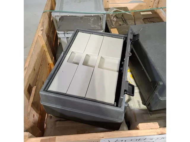 Partij transportkisten en koffers - afbeelding 3 van  7