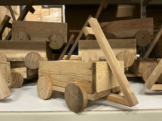 Partij trek karren 38x20x30cm hout met plantenbak (24x) - afbeelding 1 van  4