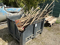 Partij tuingereedschap, bestaande uit schoppen, spaden, bezems etc - afbeelding 1 van  4