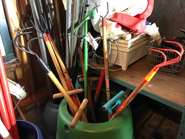 Partij tuingereedschap in regenton - afbeelding 1 van  3