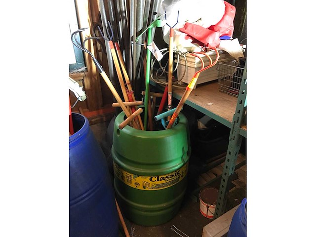 Partij tuingereedschap in regenton - afbeelding 2 van  3