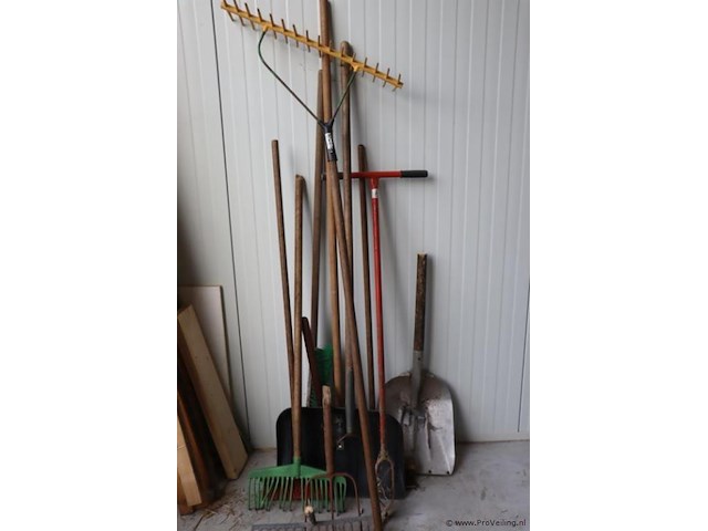 Partij tuingereedschap o.a. hark, schep, grondboor & sneeuwschuif - afbeelding 1 van  5