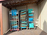 Partij tuinkussens en tuinkast