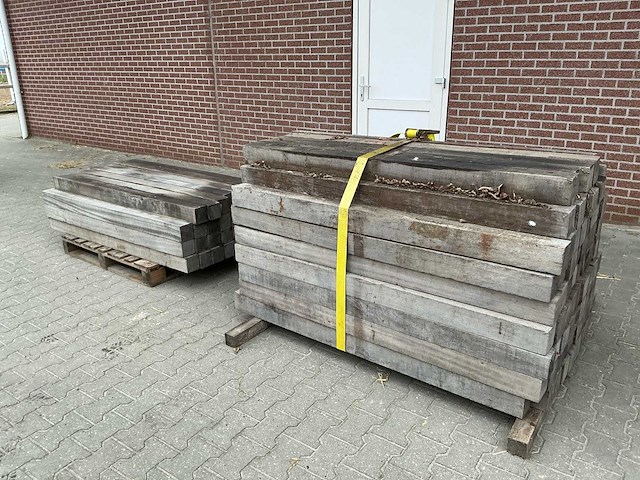 Partij tuinpalen hardhout (109x) - afbeelding 1 van  10