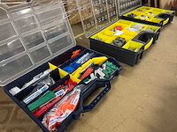 Partij uitvulplaten, klemmen, schroeven en connectoren in 3 organizers - afbeelding 1 van  6