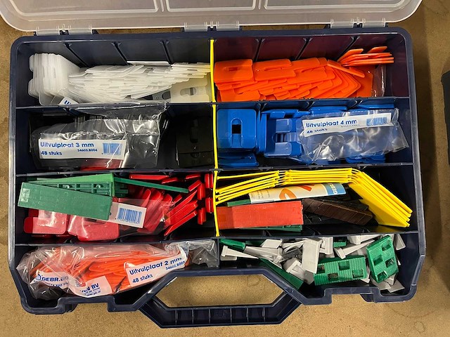 Partij uitvulplaten, klemmen, schroeven en connectoren in 3 organizers - afbeelding 2 van  6