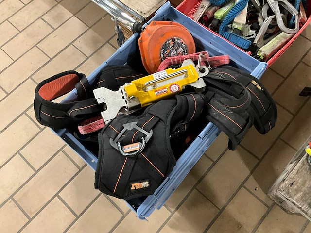 Partij valbeschermingsmiddelen - afbeelding 2 van  5