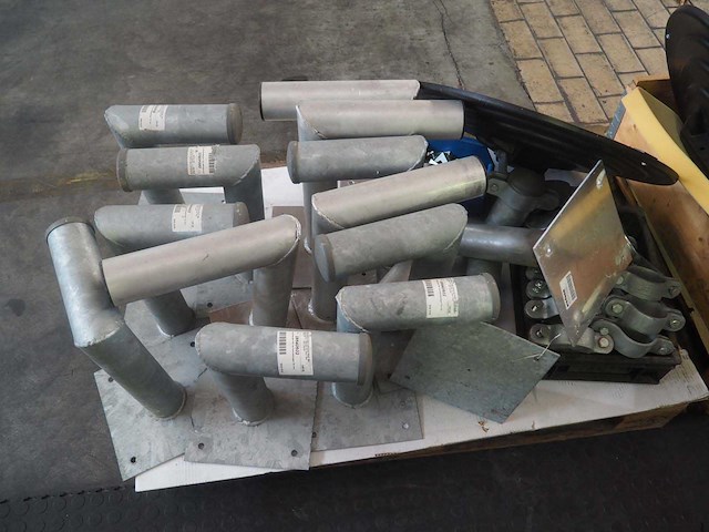 Partij van 15 veiligheid spiegels met beugel en bevestigingsmateriaal - afbeelding 4 van  7