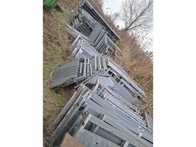 Partij van ca. 350m kunststof stalinrichting - afbeelding 2 van  3