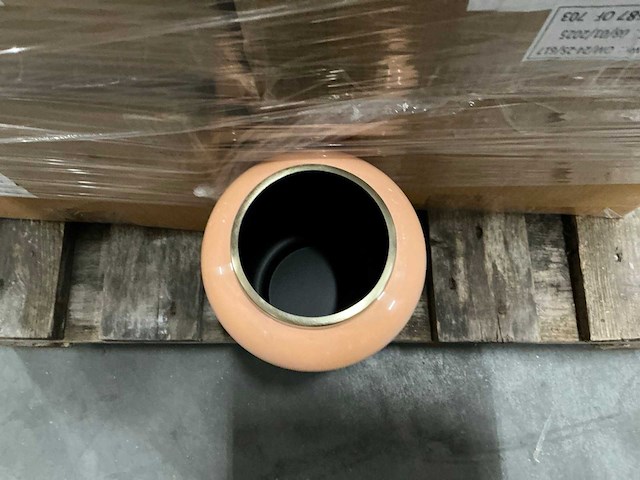 Partij vazen allyson metaal pink planter d.15xh.20cm (144x) - afbeelding 2 van  5