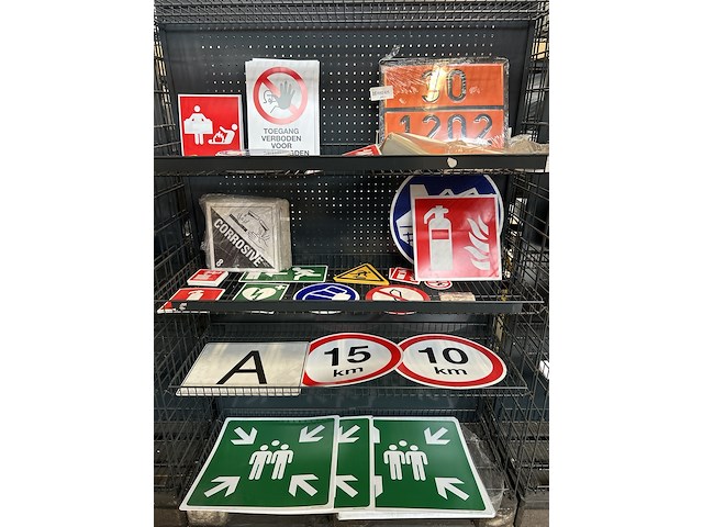 Partij veiligheids- en verkeersborden - afbeelding 1 van  8