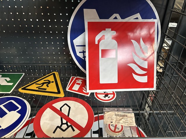 Partij veiligheids- en verkeersborden - afbeelding 2 van  8