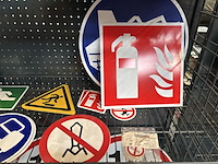 Partij veiligheids- en verkeersborden - afbeelding 2 van  8