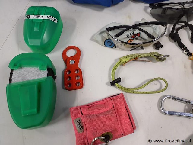 Partij veiligheidsbenodigdheden o.a. bouwhelmen, veiligheidsbrillen & flame overall - maat xxxl - afbeelding 2 van  6