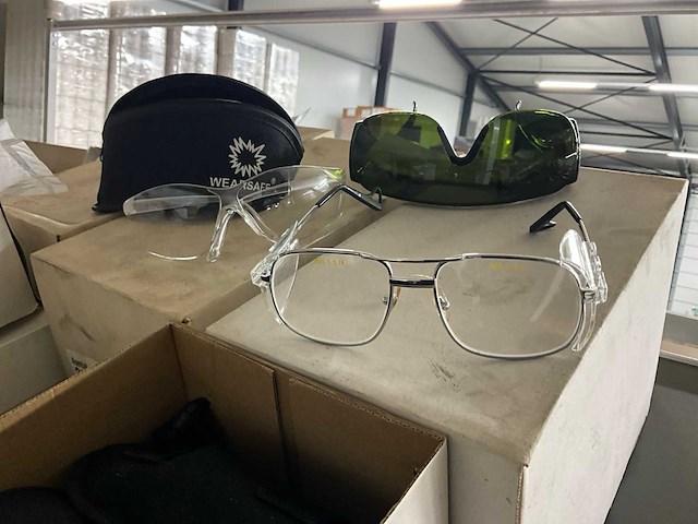 Partij veiligheidsbrillen - afbeelding 1 van  4