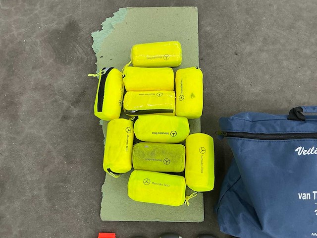 Partij veiligheidsvesten en ruitentikkers - afbeelding 4 van  9