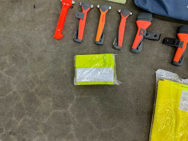 Partij veiligheidsvesten en ruitentikkers - afbeelding 8 van  9