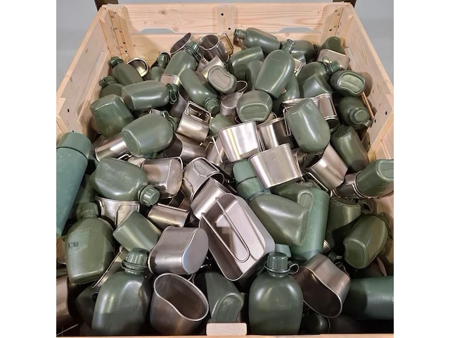 Partij veldflessen, pannen en canteen cups - afbeelding 2 van  9