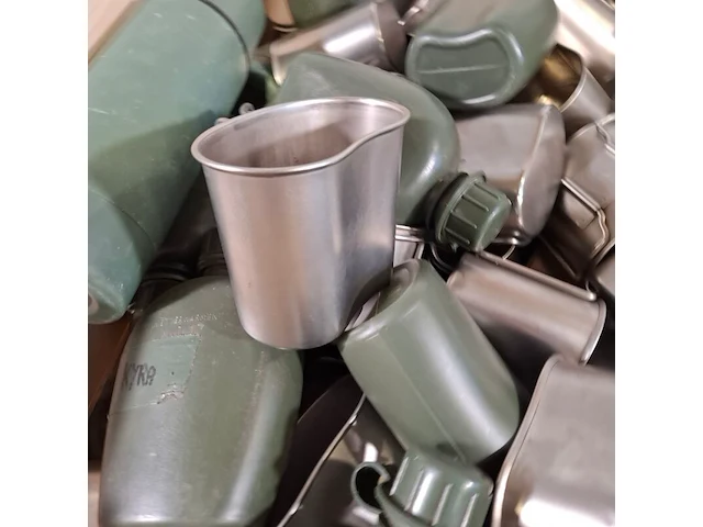 Partij veldflessen, pannen en canteen cups - afbeelding 4 van  9