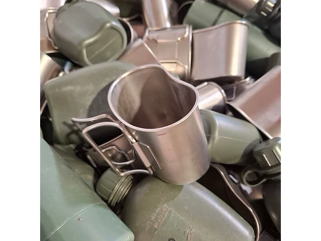 Partij veldflessen, pannen en canteen cups - afbeelding 5 van  9