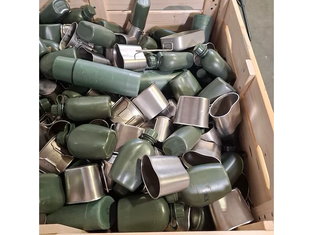 Partij veldflessen, pannen en canteen cups - afbeelding 8 van  9