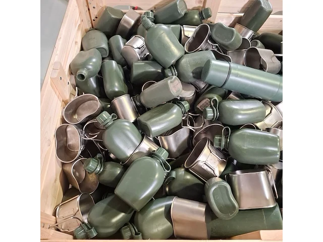 Partij veldflessen, pannen en canteen cups - afbeelding 9 van  9