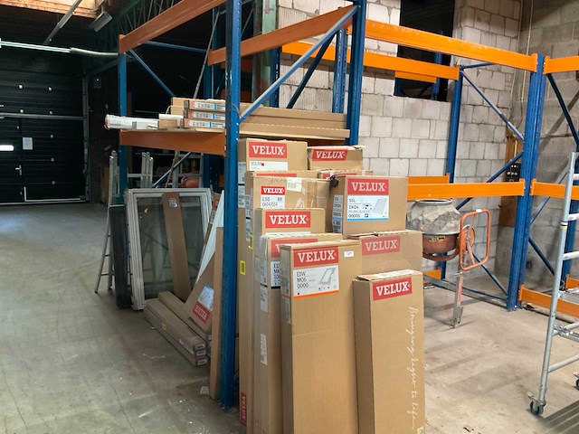 Partij velux dakramen en onderdelen (37x) - afbeelding 1 van  22