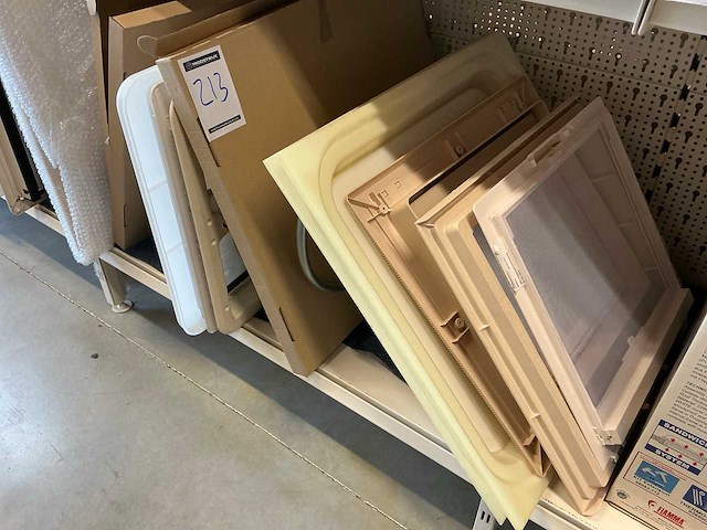 Partij ventilatieroosters, dakluikhorren en dakluik toebehoren - afbeelding 2 van  30
