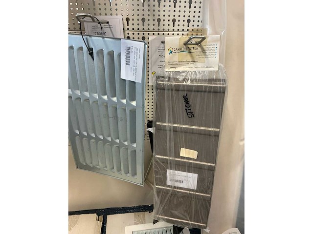 Partij ventilatieroosters, dakluikhorren en dakluik toebehoren - afbeelding 17 van  30