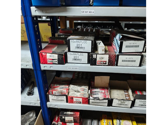 Partij verdeler kasten en bougies en autoradio's - afbeelding 10 van  12