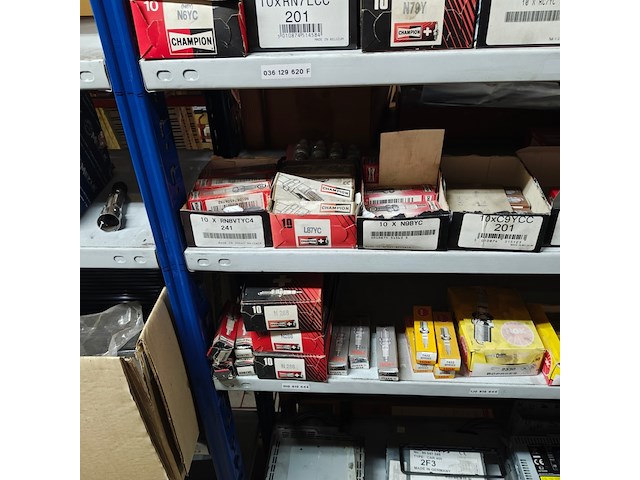Partij verdeler kasten en bougies en autoradio's - afbeelding 12 van  12