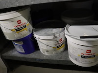 Partij verf bestaande uit o.a. ppg façade topcoat gevelverf matt, sikkens alphatex sf, primer, diepgrond, perfax wandlijm, wijzonol gevelcoat & caparo muresko buitenmuurverf - afbeelding 6 van  16