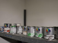 Partij verf bestaande uit o.a. sigma s2u nova grondverf, sikkens bl rezisto primer, veveo aqua titani zijdeglans, wijzonol wijzo chips-coll & global paint pu top satin - afbeelding 4 van  16