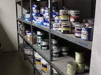 Partij verf bestaande uit o.a. sigma s2u nova grondverf, sikkens bl rezisto primer, veveo aqua titani zijdeglans, wijzonol wijzo chips-coll & global paint pu top satin - afbeelding 1 van  16