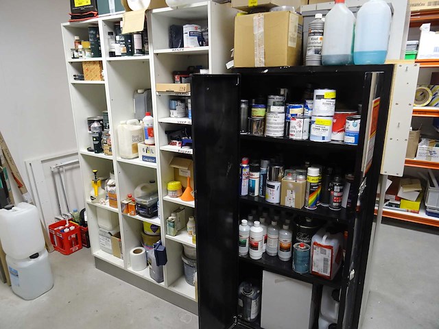 Partij verf en behandelingsmaterialen - afbeelding 1 van  5