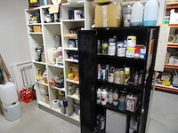 Partij verf en behandelingsmaterialen